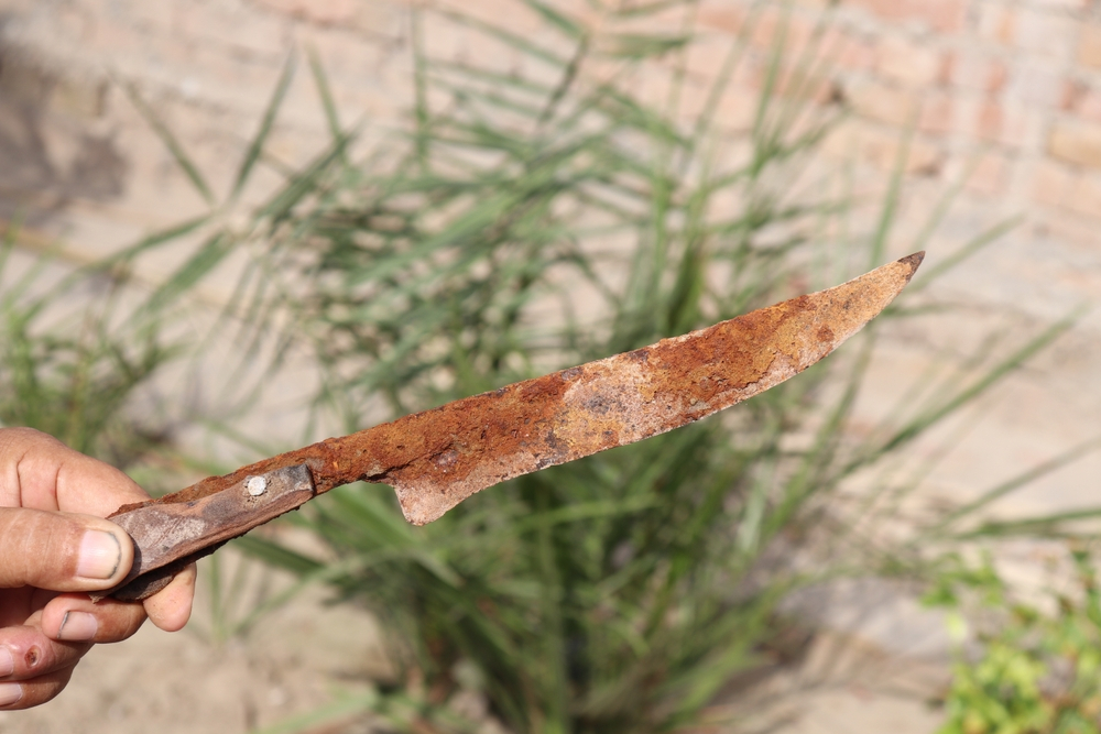 a rusted knife