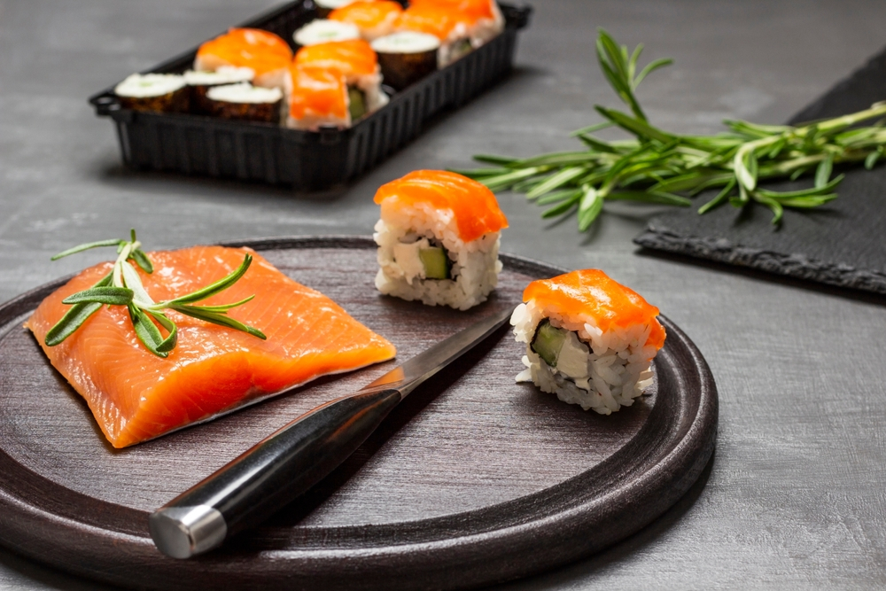 Nonstick ceramic coating makes is easy to slice sushi