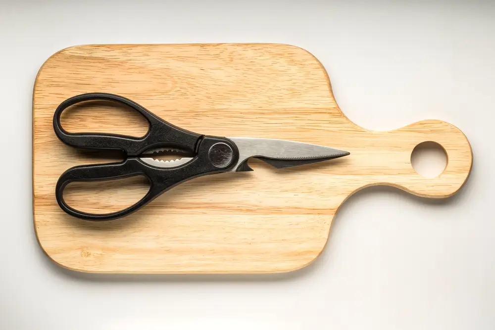 How to Clean Kitchen Scissors
